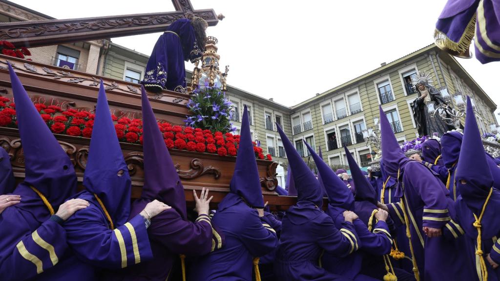 Jesús Nazareno se despide de su madre, la Virgen de la Amargura, al finalizar la procesión de los Pasos del Viernes Santo en 2019