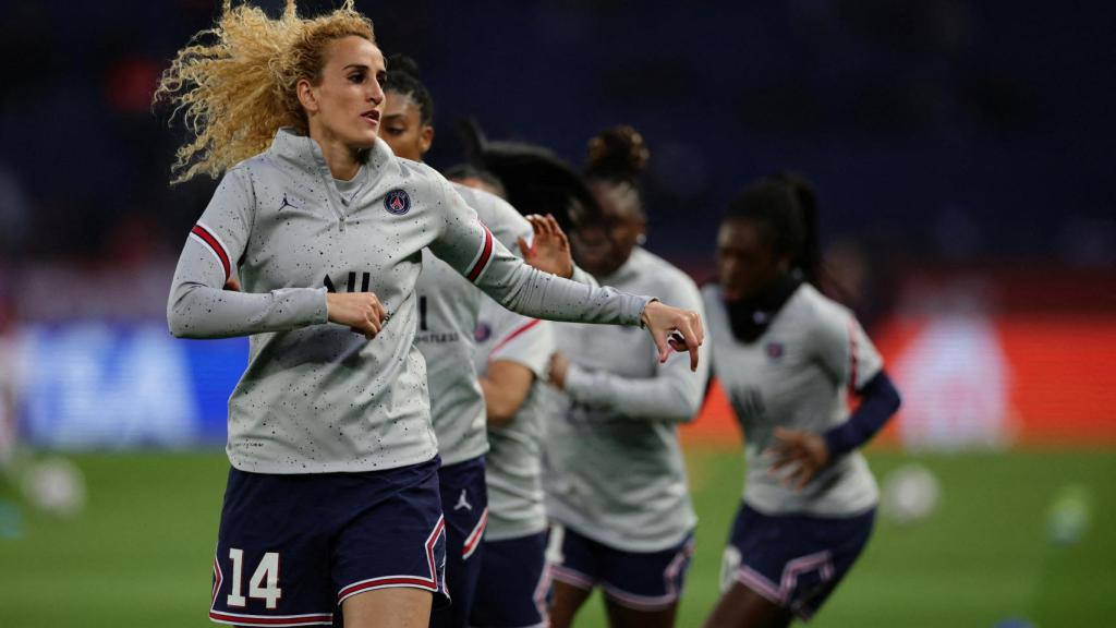 Kheira Hamraoui calentando con el PSG
