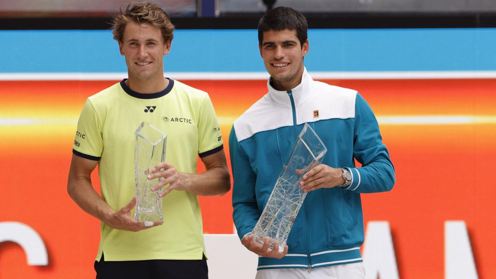 Carlos Alcaraz posando con Casper Ruud tras ganar en Miami