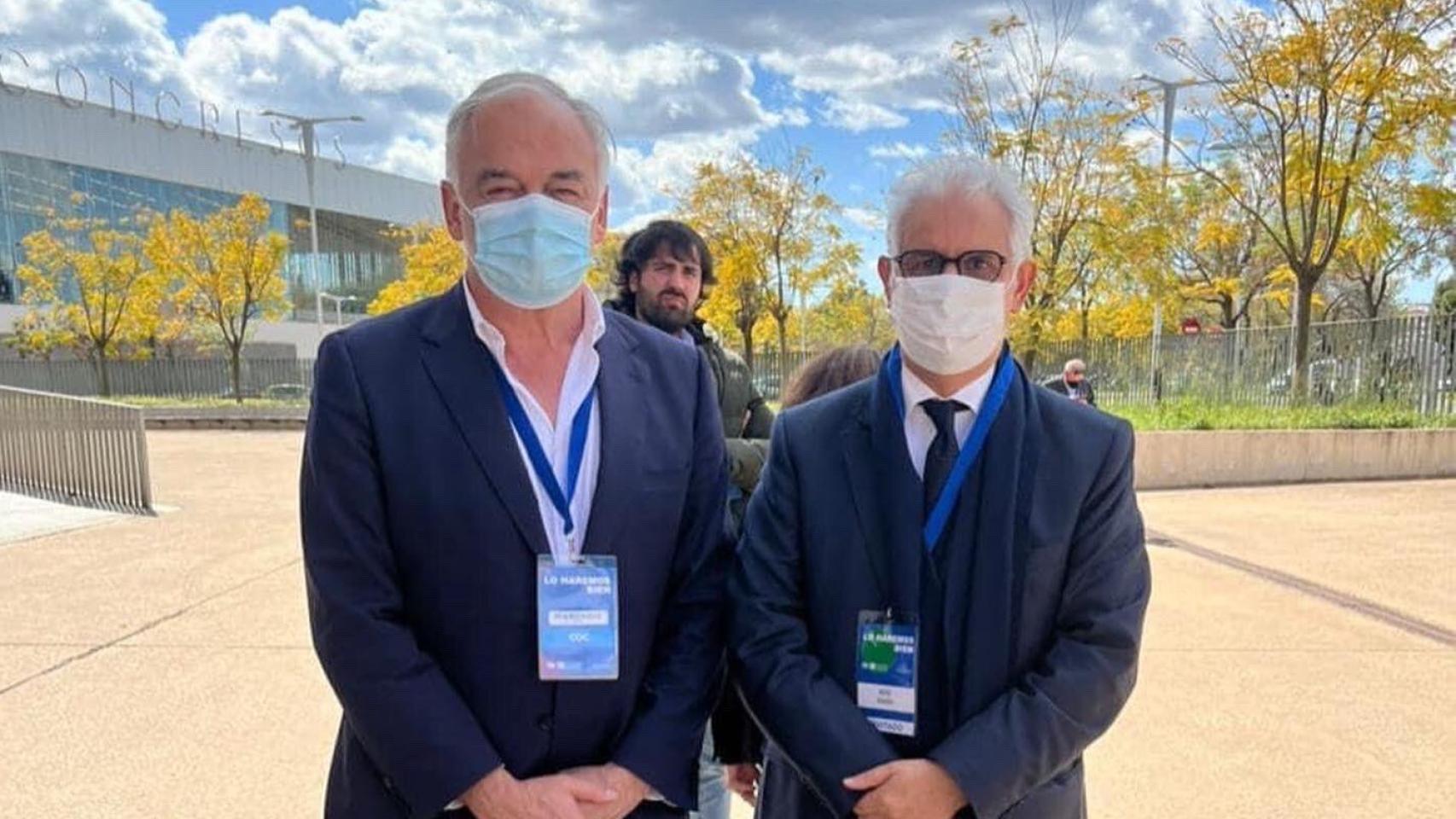 El ministro, junto a González Pons, en el Congreso del PP en Sevilla.