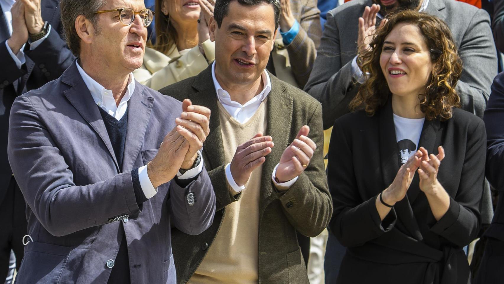 Alberto Núñez Feijóo, Juanma Moreno e Isabel Díaz Ayuso, este fin de semana durante el XX Congreso Nacional del PP celebrado en Sevilla.