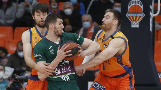 Rubén Guerrero forcejea con Víctor Claver y Mike Tobey.