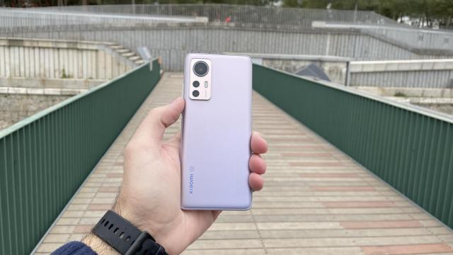 El Xiaomi 12 es un móvil compacto, pero potente.