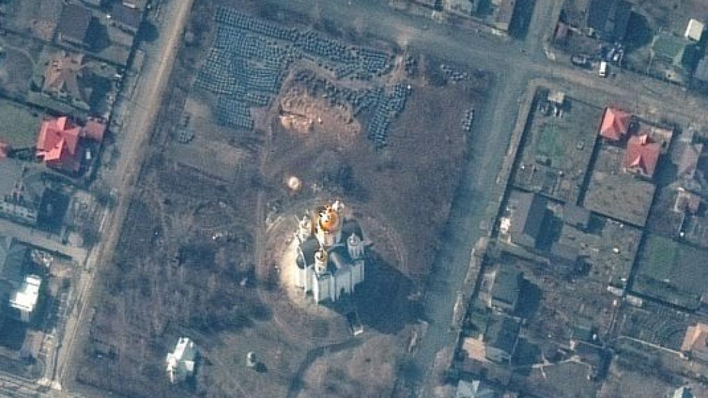 Fosa común con decenas de cadáveres en Bucha, Ucrania.  Satellite image Maxar Technologies