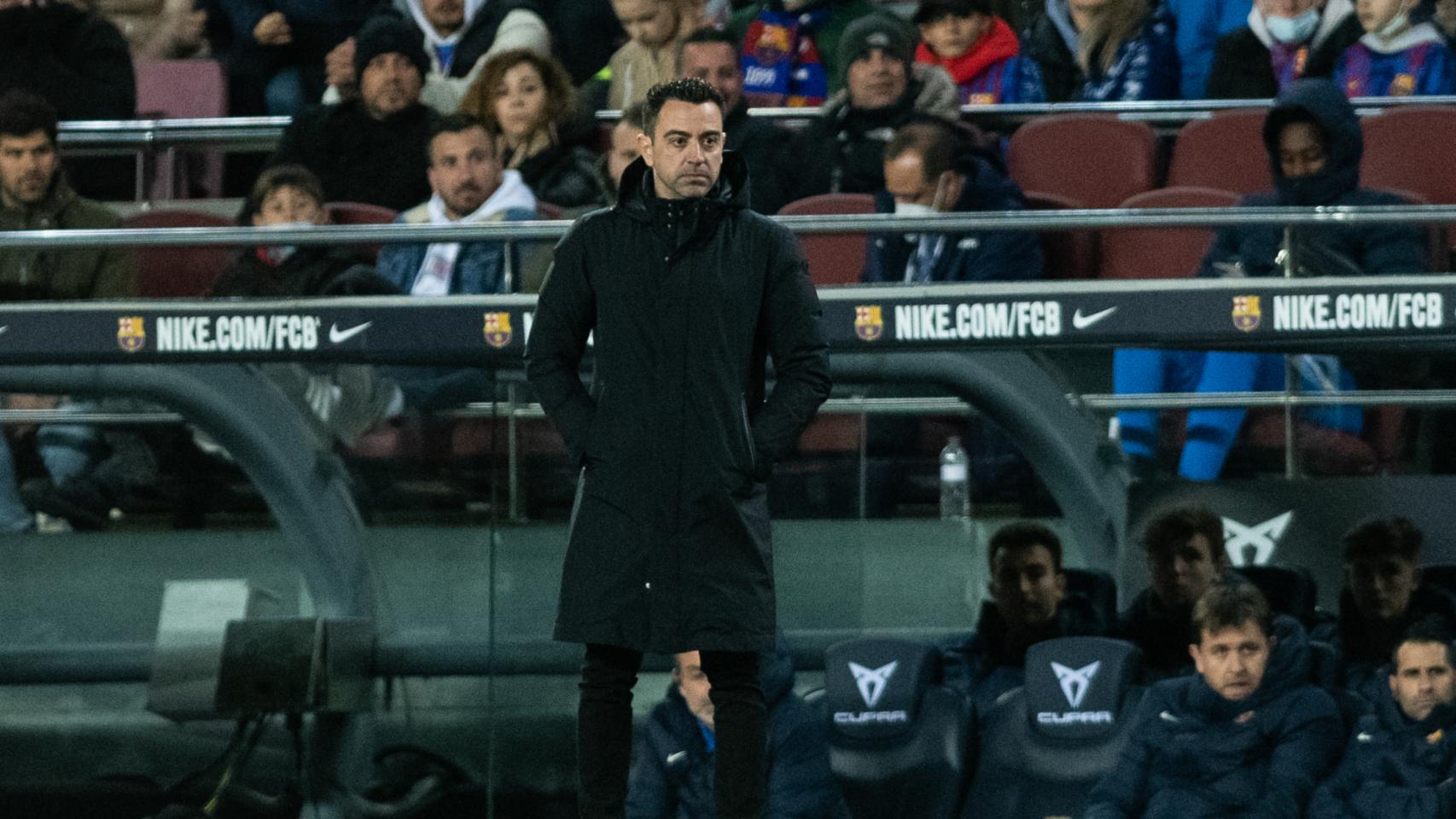Xavi Hernández en el banquillo del FC Barcelona
