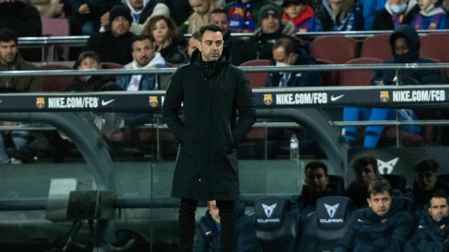 Xavi Hernández en el banquillo del FC Barcelona