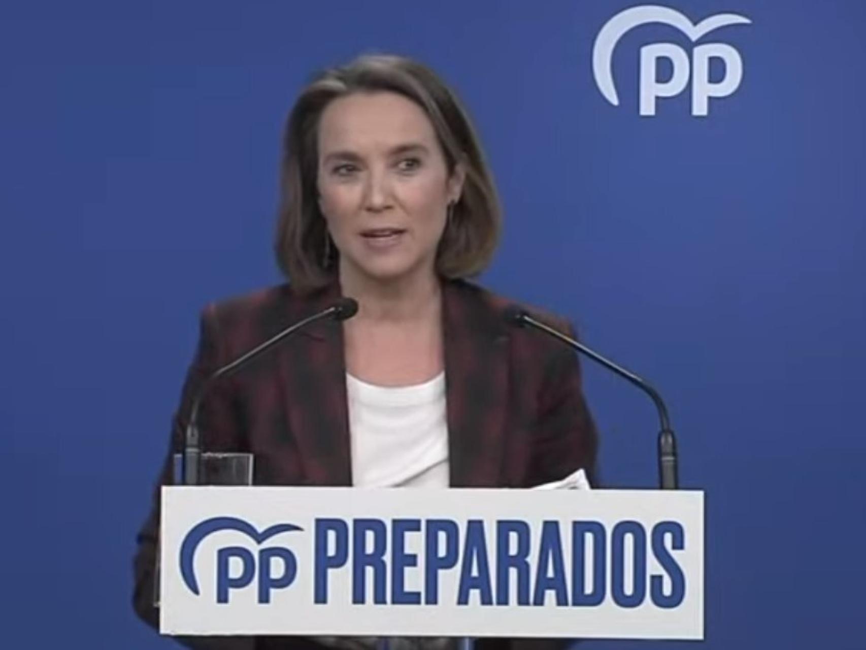 La secretaria general del PP, Cuca Gamarra, durante la rueda de prensa de este lunes.