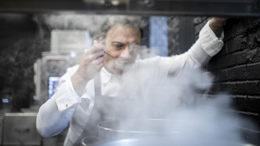 David García cocinando en el restaurante.