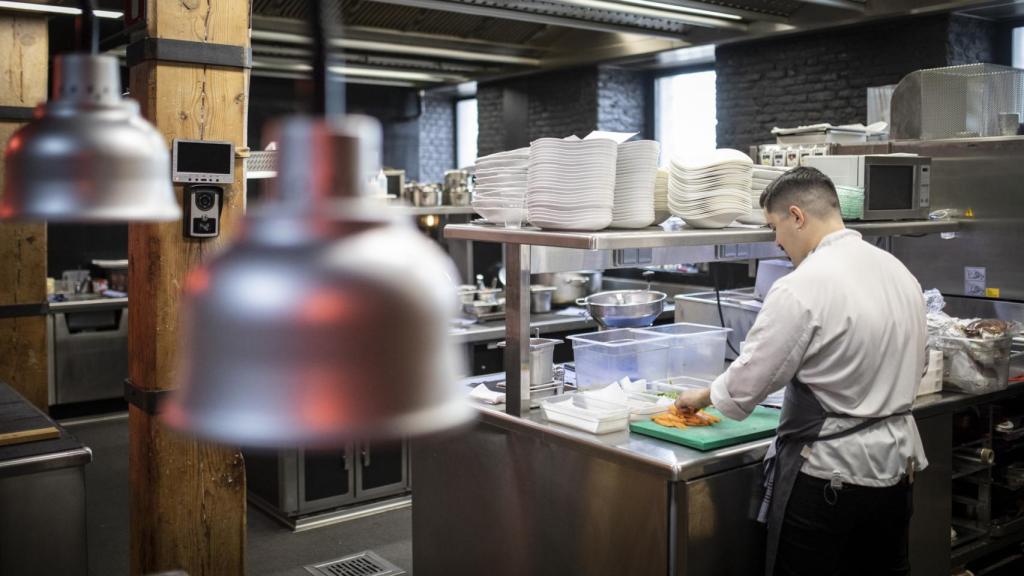 Un cocinero trabajando en la cocina de Corral de la Morería.