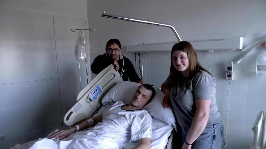Antanas, Aleksander y la hija de éste, Elina.