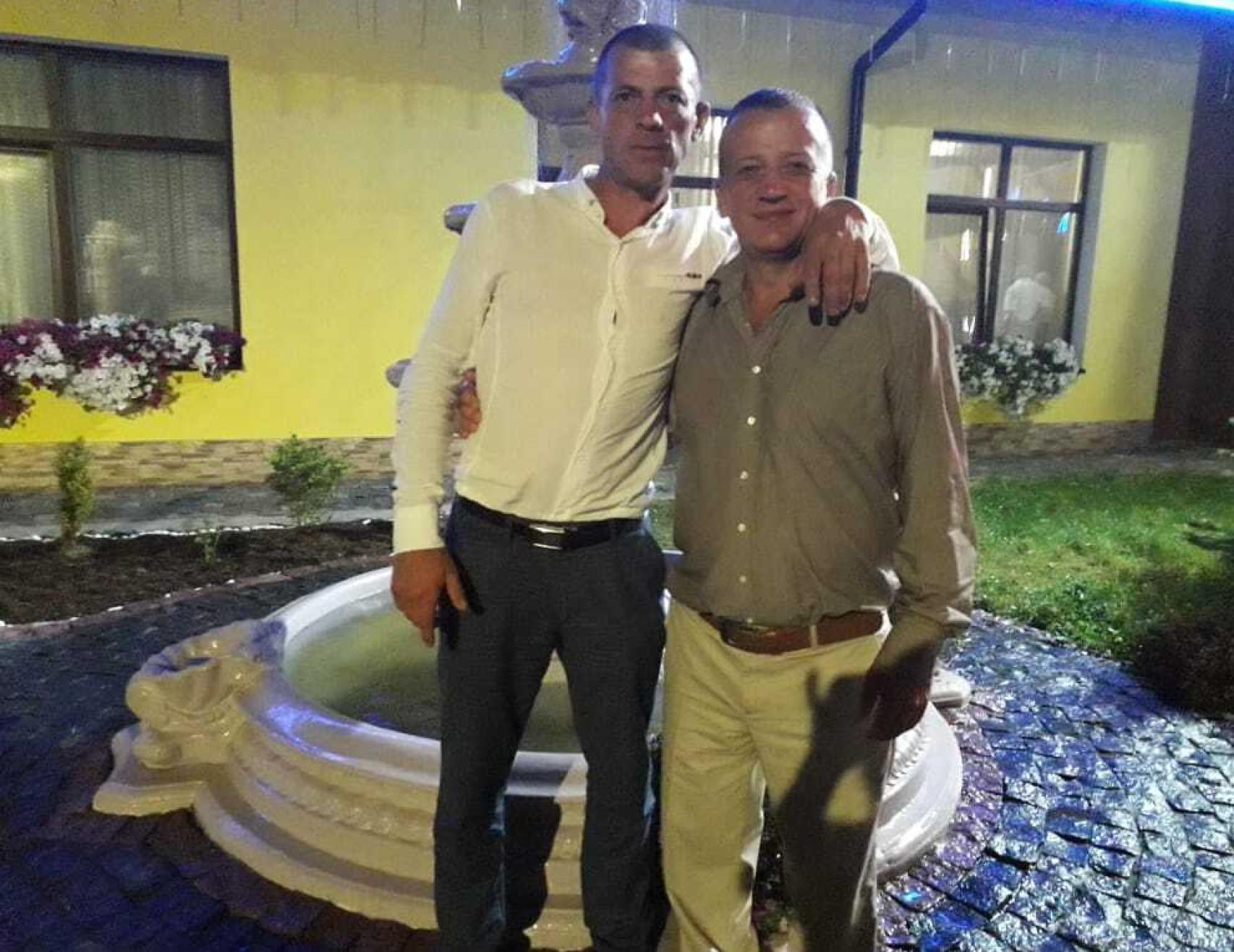Aleksander, antes del accidente, con su tío Vasyl en Ucrania.