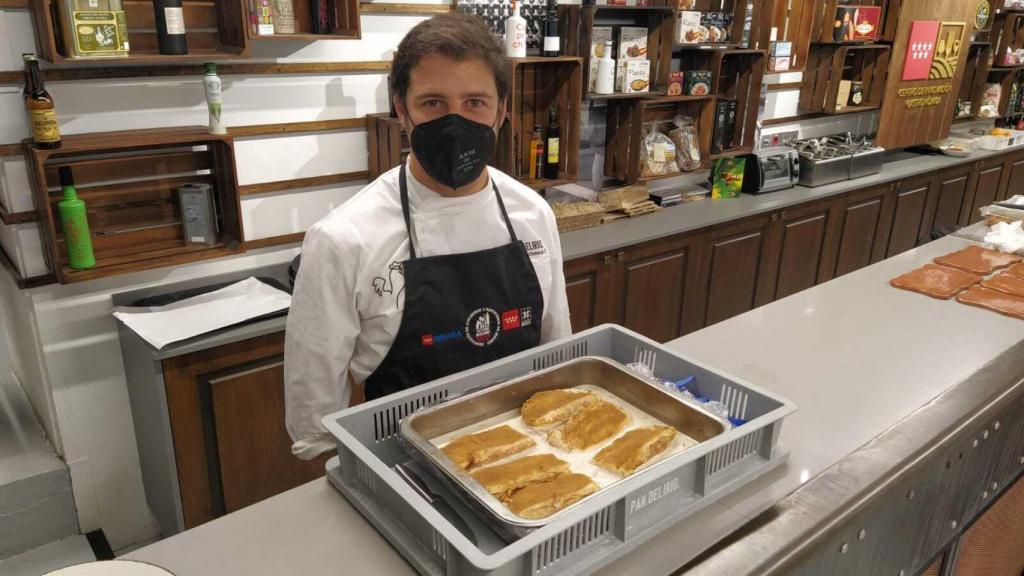 Javier Cocheteux hijo, preparando las torrijas durante el concurso gastronómico.