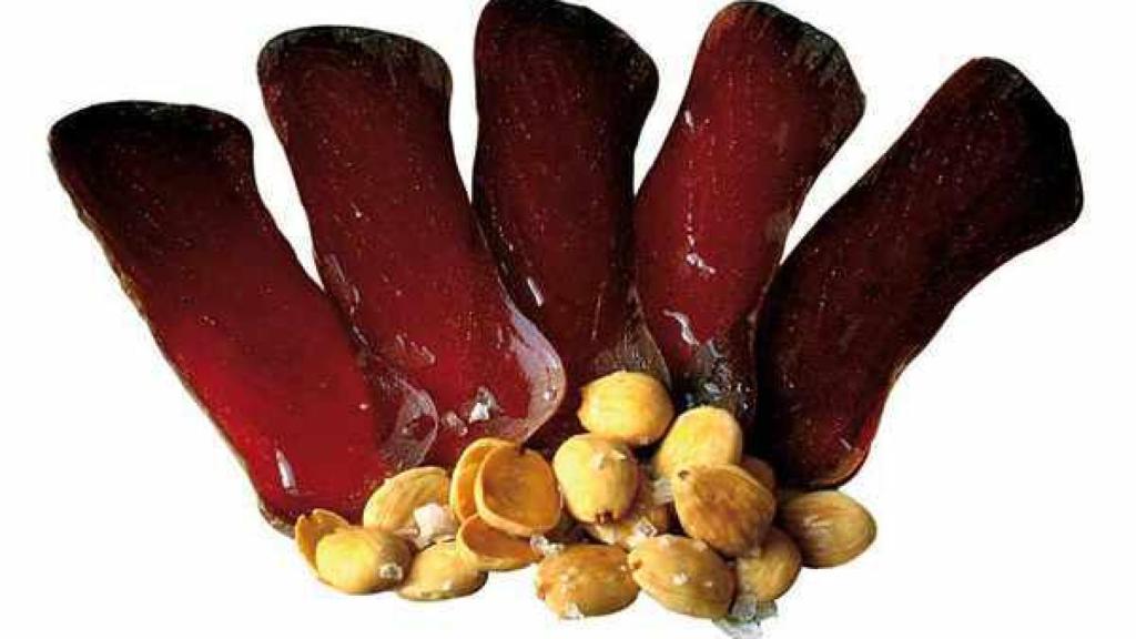 Mojama aliñada con frutos secos.