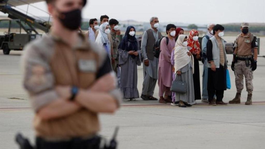 Un grupo de refugiados afganos llegando a España.
