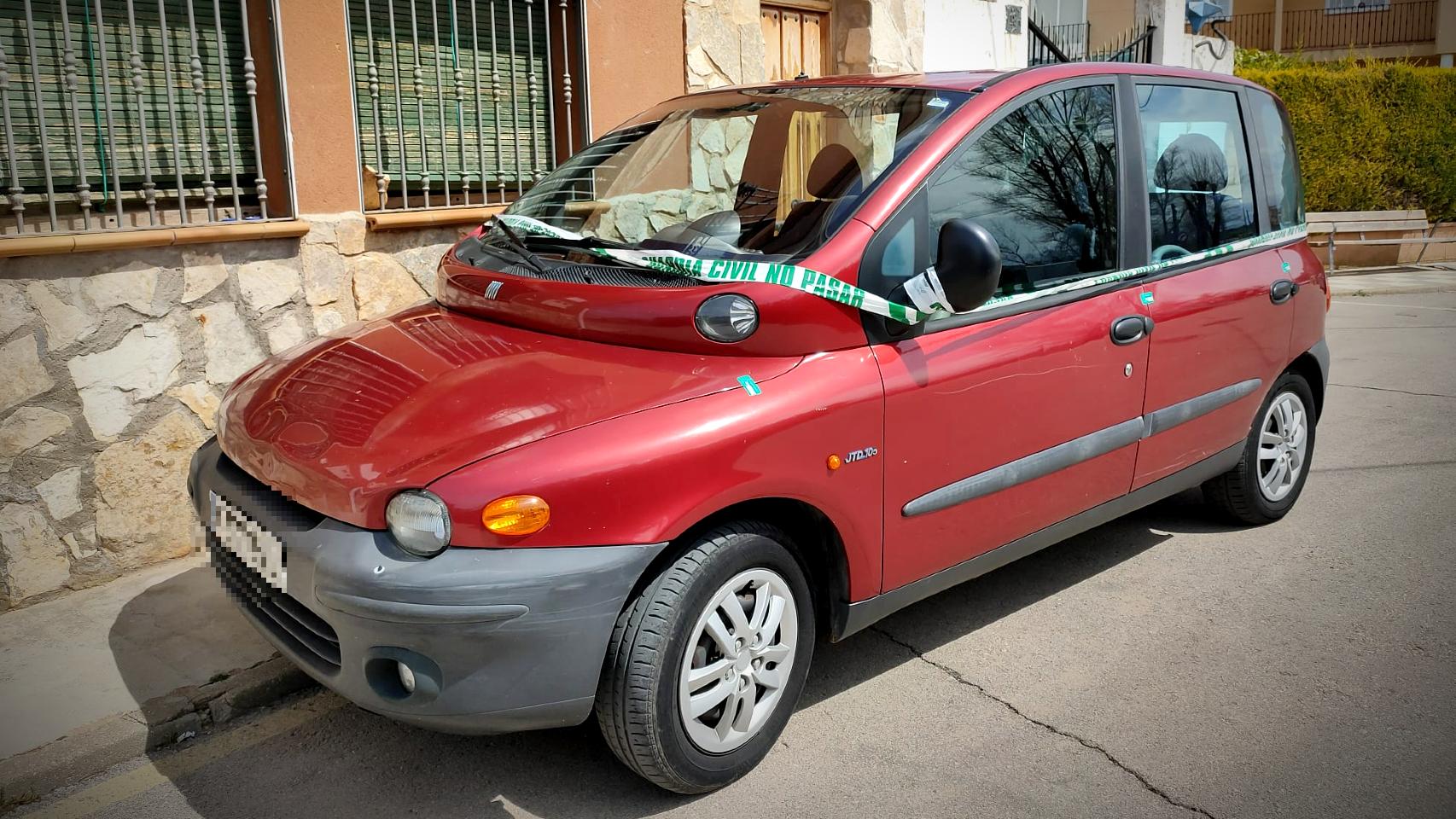 El coche del presunto asesino, aparcado y precintado por la Guardia Civil a pocos metros del lugar e los hechos.