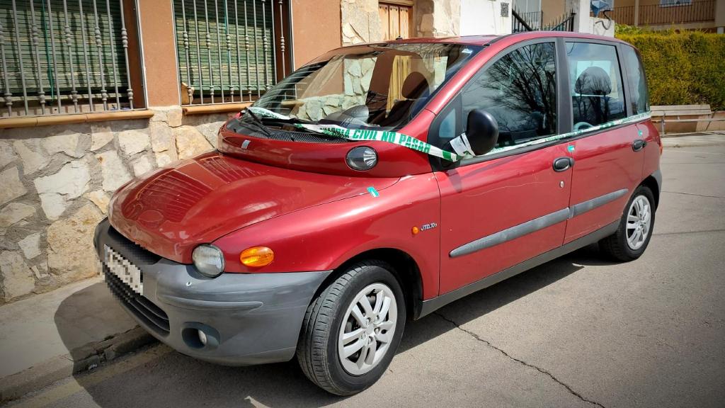 El coche del presunto asesino, aparcado y precintado por la Guardia Civil a pocos metros del lugar e los hechos.