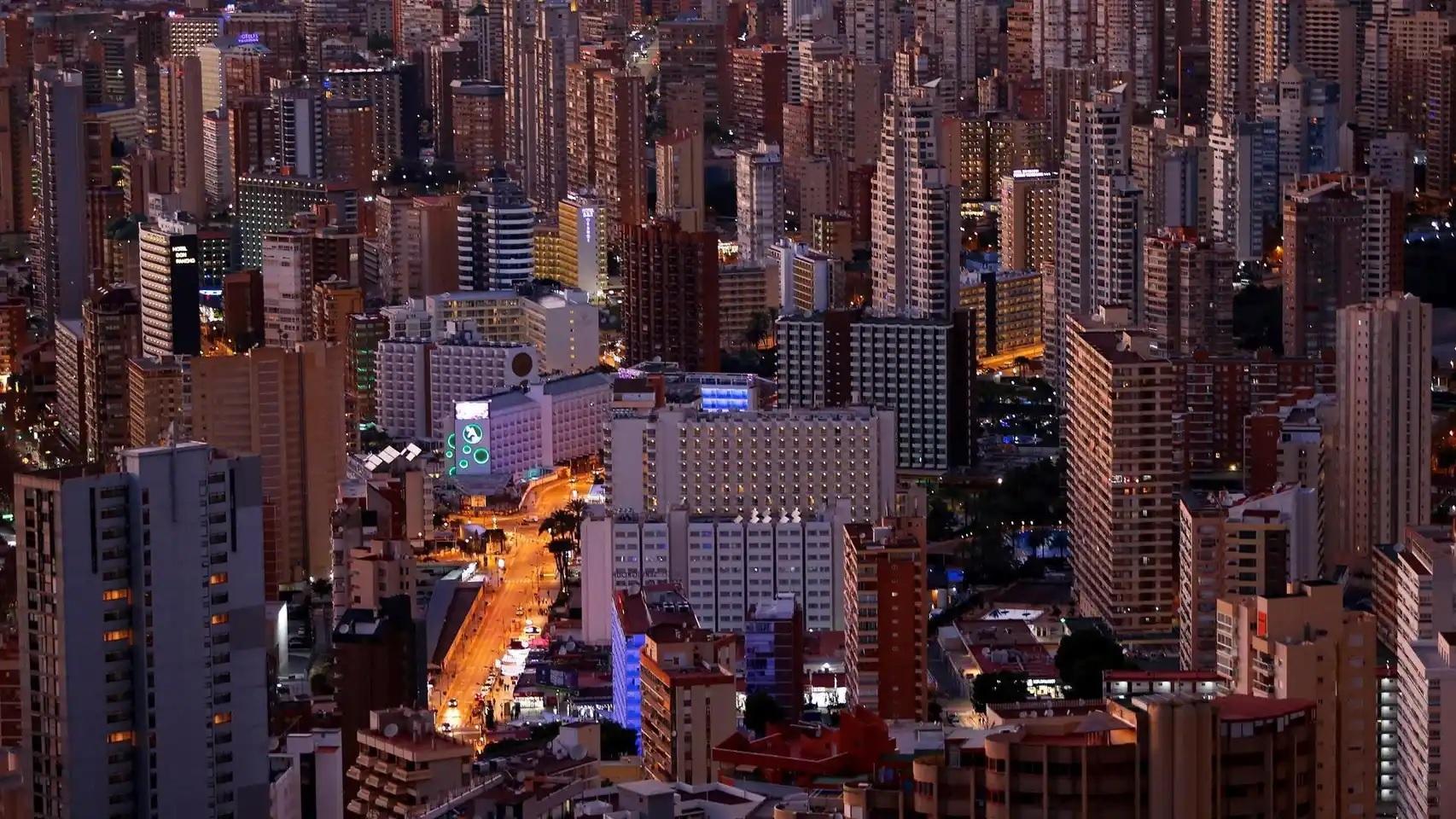 Panorámica de un barrio de Benidorm al anochecer, en imagen de archivo.