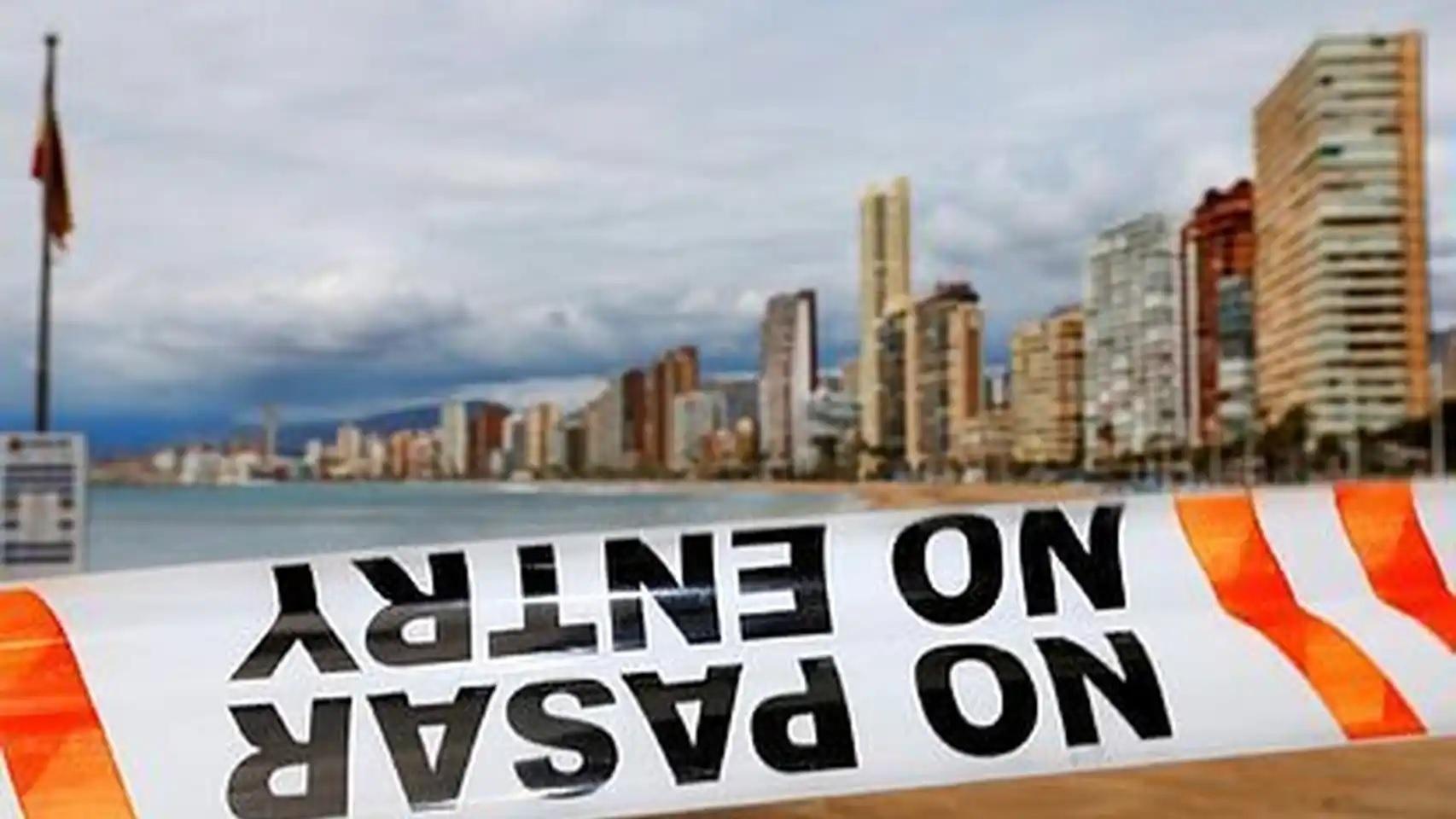 Playa de Benidorm cerrada durante las primeras fases del confinamiento, en imagen de archivo.