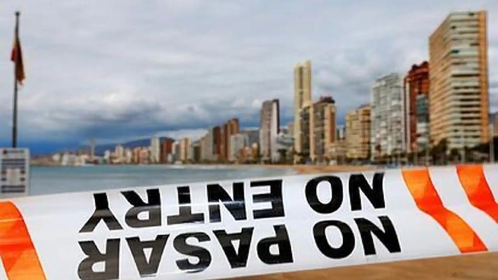 Playa de Benidorm cerrada durante las primeras fases del confinamiento, en imagen de archivo.