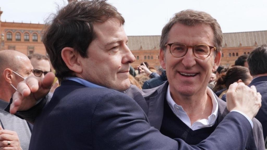 El presidente en funciones de Castilla y León, Alfonso Fernández Mañueco, y el nuevo líder del PP, Alberto Núñez Feijóo, se saludan, en una imagen de archivo.