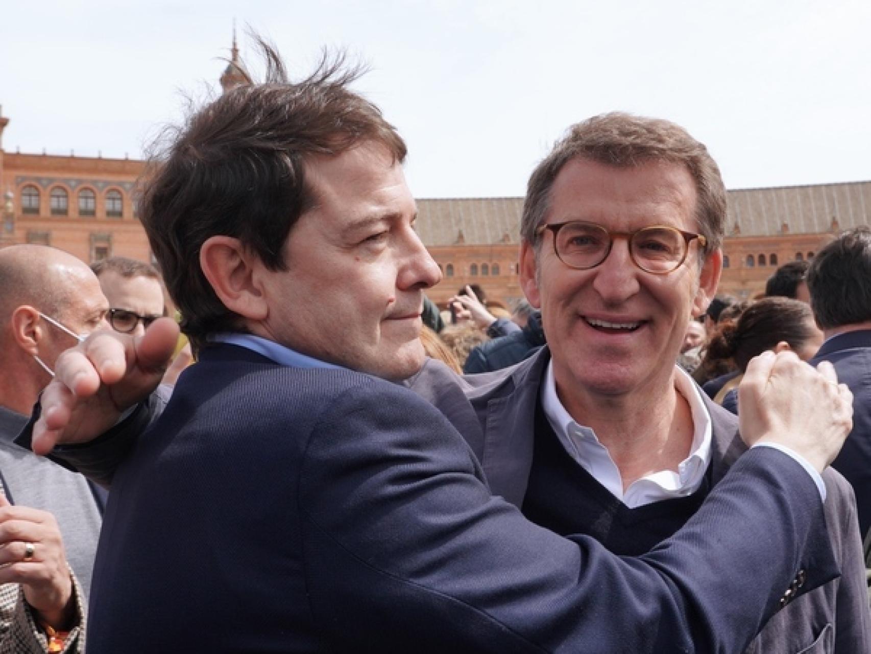 El presidente en funciones, Alfonso Fernández Mañueco, y el líder del PP, Alberto Núñez Feijóo, se saludan este domingo en Sevilla tras la reunión del Comité Ejecutivo.