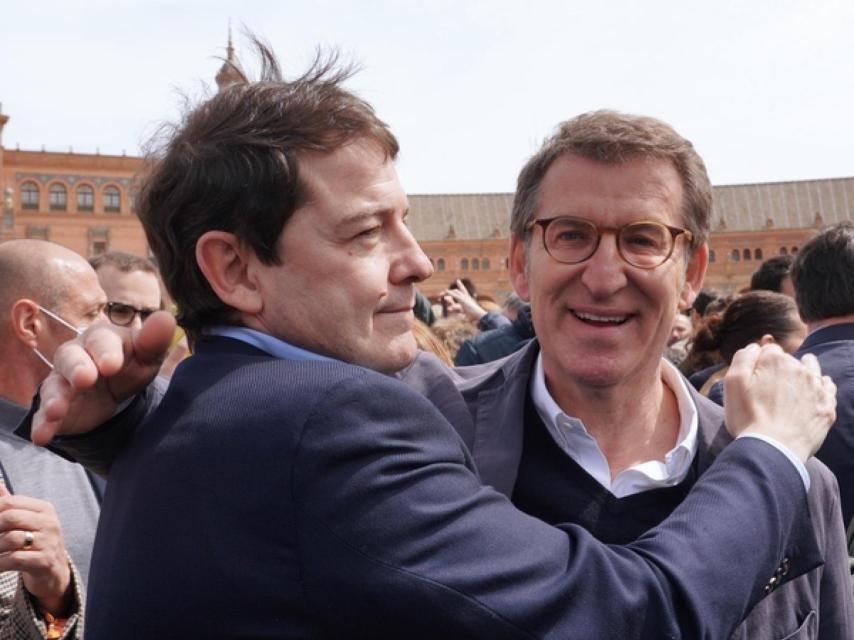 El presidente en funciones, Alfonso Fernández Mañueco, y el líder del PP, Alberto Núñez Feijóo, se saludan este domingo en Sevilla tras la reunión del Comité Ejecutivo.