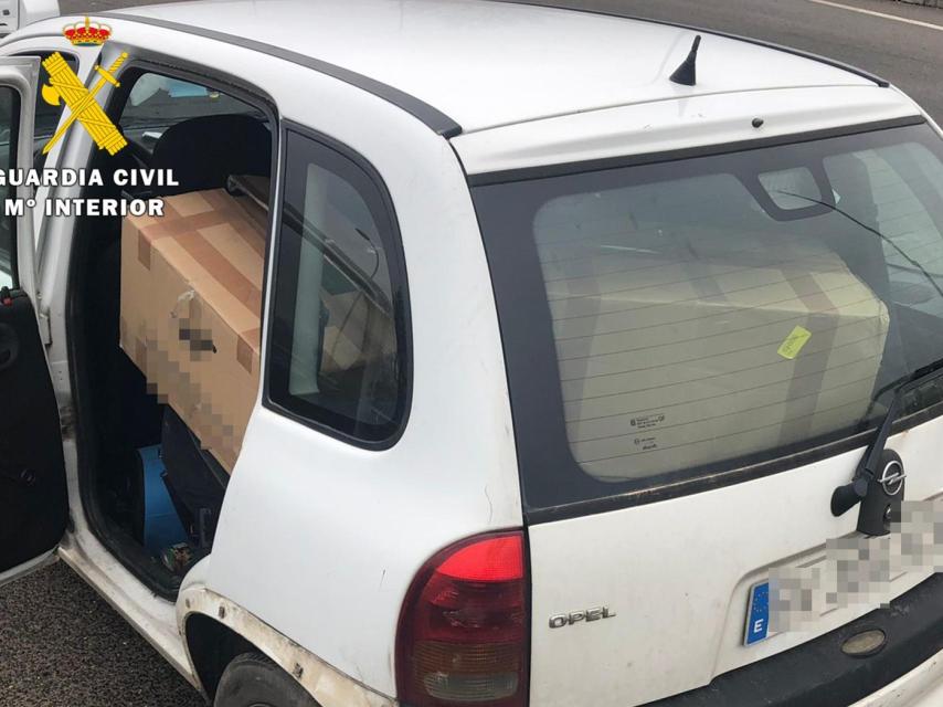 Imagen del vehículo con las plantas de marihuana facilitada por la Guardia Civil