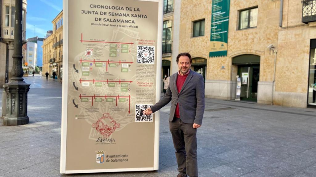 El concejal de Turismo, Fernando Castaño, junto a los nuevos soportes publicitarios
