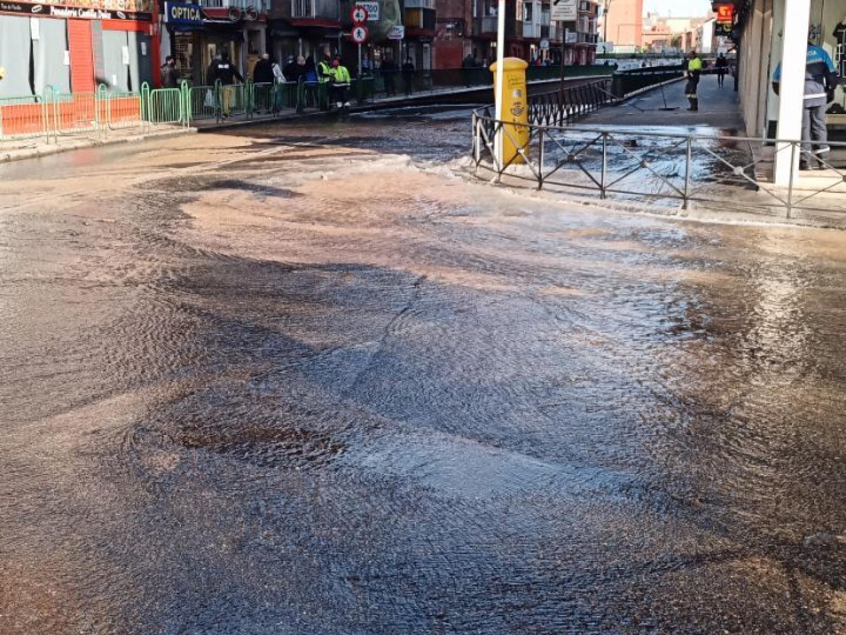 Un reventón anega de agua y obliga a cortar el túnel de Vadillos