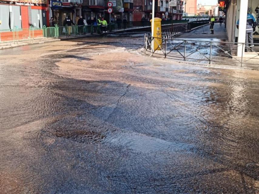 Un reventón anega de agua y obliga a cortar el túnel de Vadillos