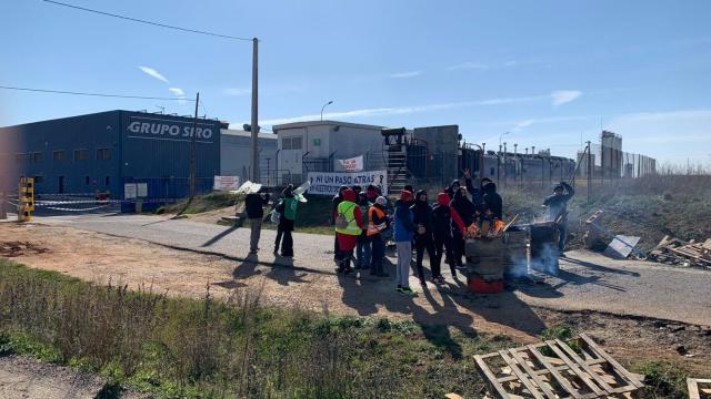Protestas a las puertas de la fabrica de Siro en Toro (Zamora)