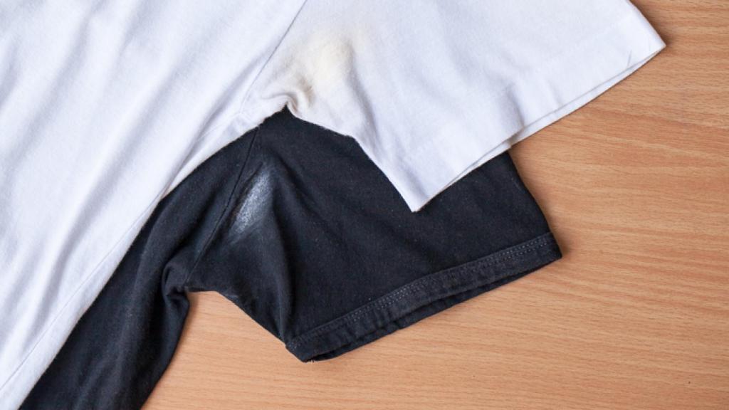 Trucos para quitar las marcas de desodorante de la ropa