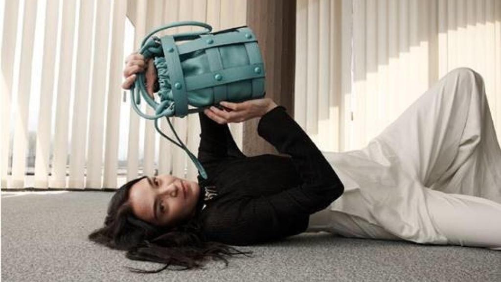 El nuevo bolso de Salvatore Ferragamo está disponible en varios colores.