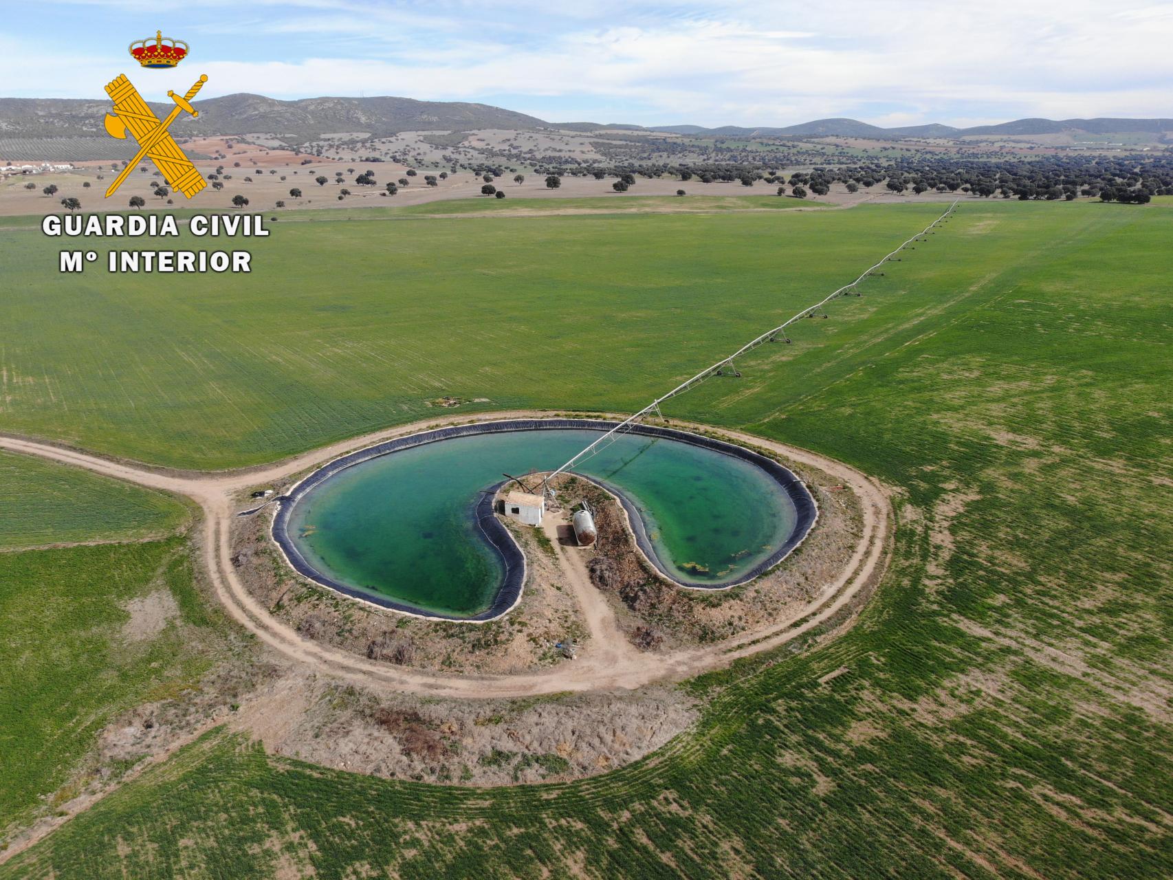 La balsa de regulación de riego a la que supuestamente era derivada el agua del Guadiana.