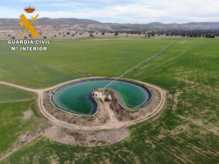 La balsa de regulación de riego a la que supuestamente era derivada el agua del Guadiana.