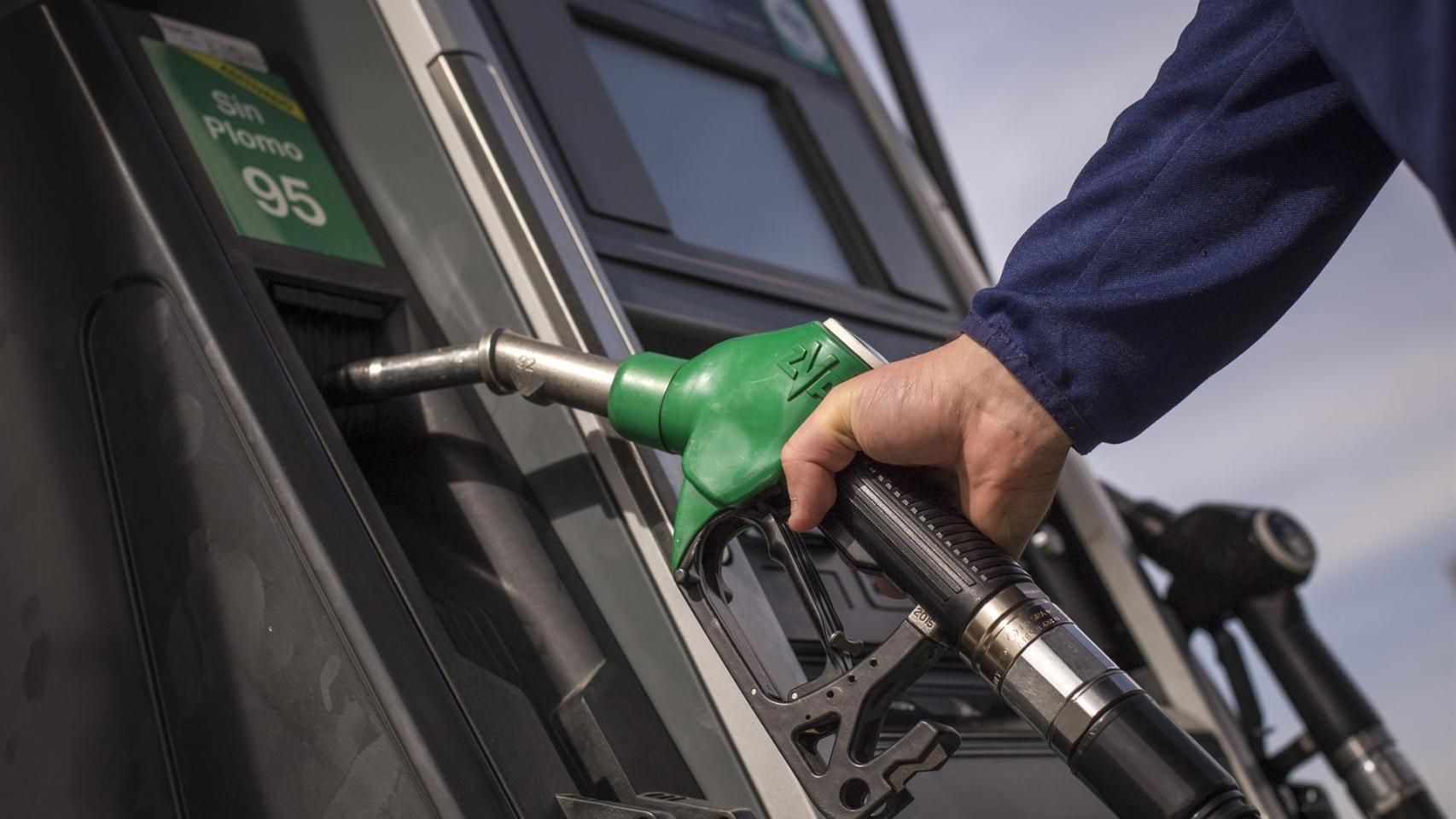Un cliente utiliza un surtidor de gasolina.