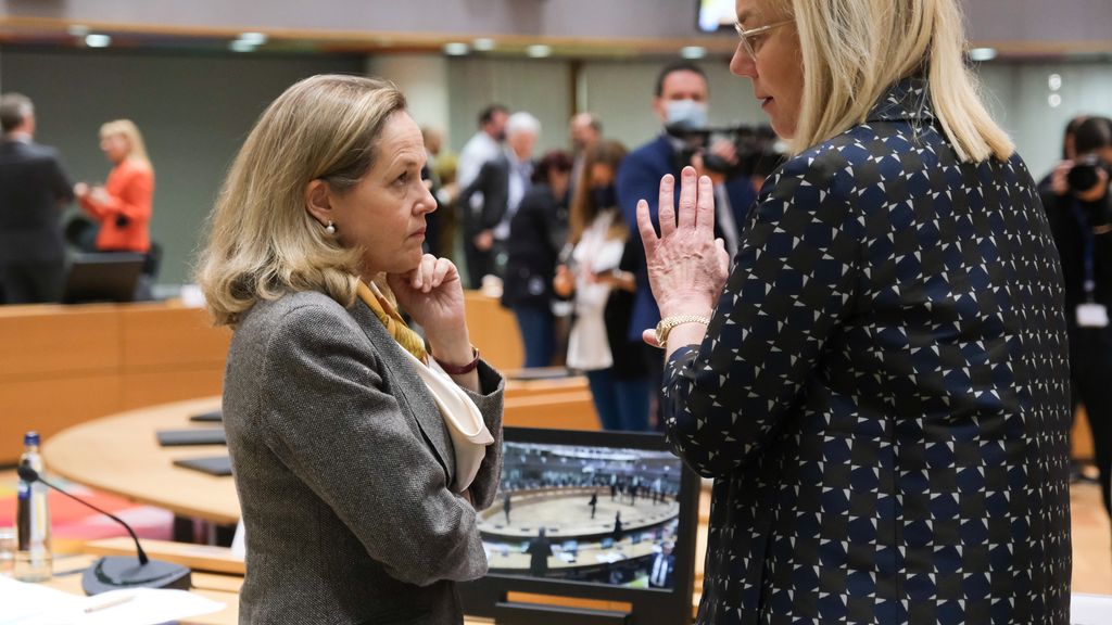 Nadia Calviño conversa con la ministra de Finanzas de Holanda, Sigrid Kaag, durante una reunión del Eurogrupo