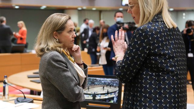 Nadia Calviño conversa con la ministra de Finanzas de Holanda, Sigrid Kaag, durante una reunión del Eurogrupo