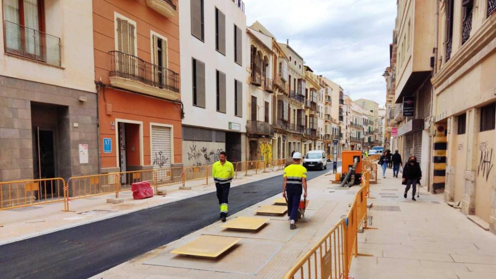 Operarios trabajan en el asfaltado de Carretería.