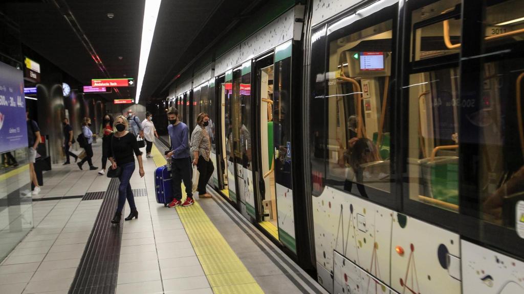 Varios viajeros en la estación del Metro de Málaga de El Perchel.