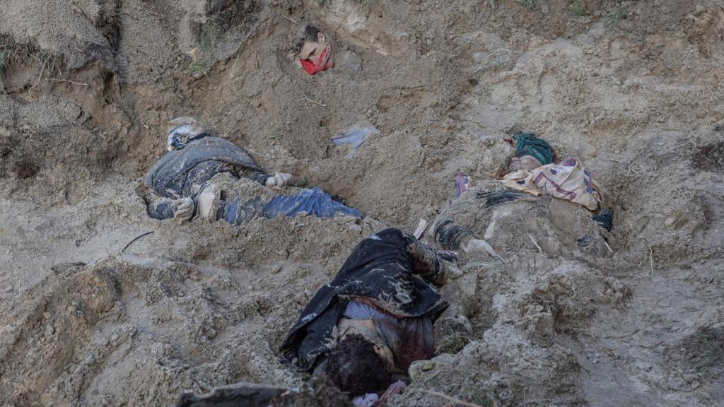 La alcaldesa de Motyzhyn y su familia, enterrados en una fosa en mitad del campo.