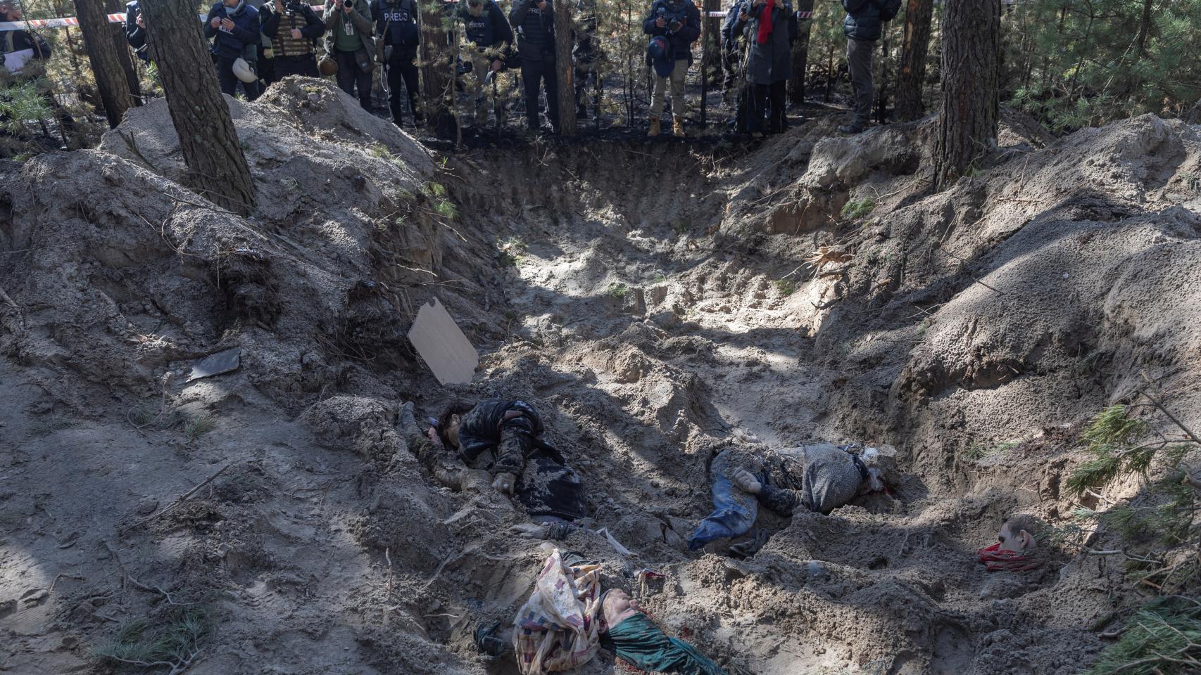 La alcaldesa de Motyzhyn y su familia, enterrados en una fosa en mitad del campo.