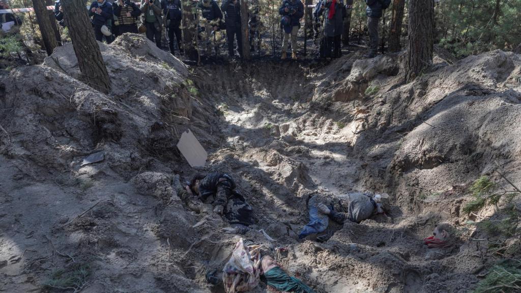 La alcaldesa de Motyzhyn y su familia, enterrados en una fosa en mitad del campo.