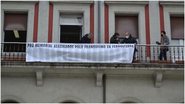 Pancarta reivindicativa en el concello.