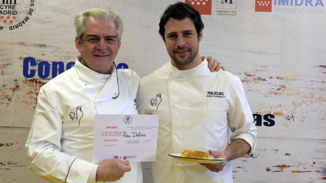 Javier Cocheteux padre y Javier Cocheteux hijo, junto a la mejor torrija de la Comunidad de Madrid.