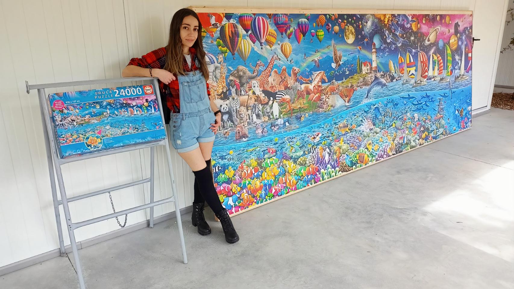 Mónica Cabaleiro junto al puzle Vida.