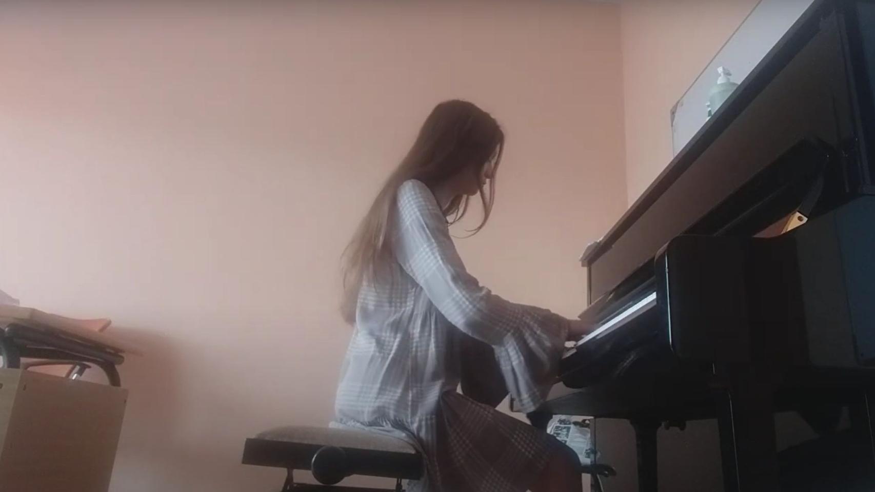 Marta Bachek tocando el piano.