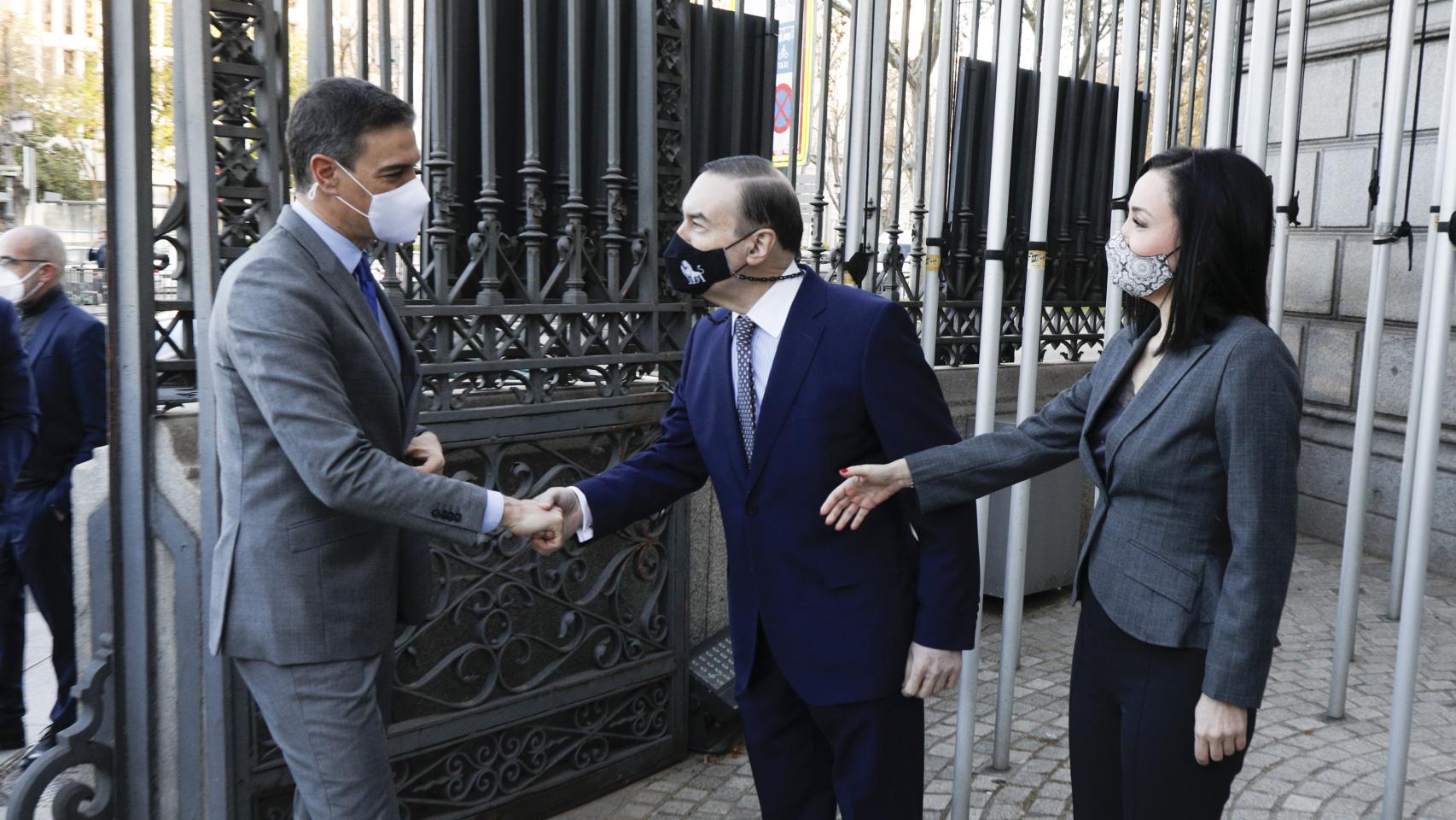 Pedro J. Ramírez, presidente ejecutivo y director de EL ESPAÑOL, saluda a Pedro Sánchez, presidente del Gobierno, en presencia de Cruz Sánchez de Lara, vicepresidenta de EL ESPAÑOL, en la inauguración del 'Wake UP, Spain!'.