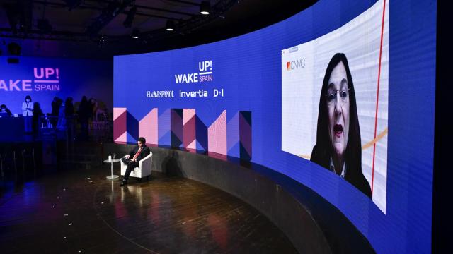 Arturo Criado en el escenario de Wake Up, Spain!, durante la intervención de Cani Fernández, de la CNMC.