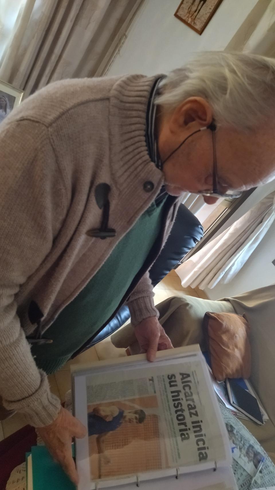 El abuelo Carlos repasando algunos de los recortes de prensa que hablan de la progresión de su nieto.